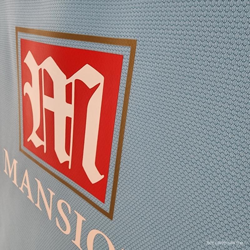 قميص توتنهام هوتسبير القديم 06/07 خارج ملعبه
