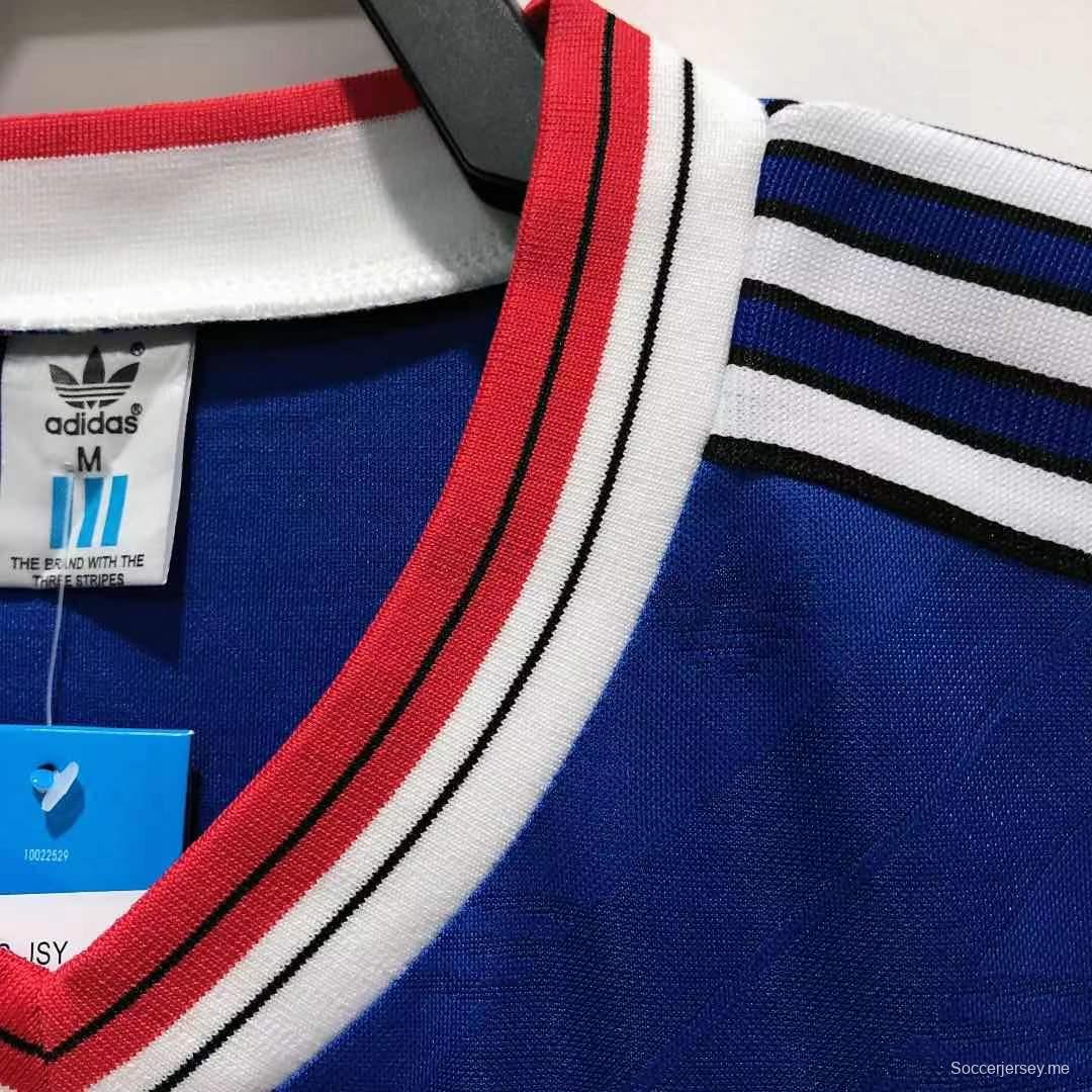 قميص فريق مانشستر يونايتد لكرة القدم الرجعية 86/88 خارج ملعبه
