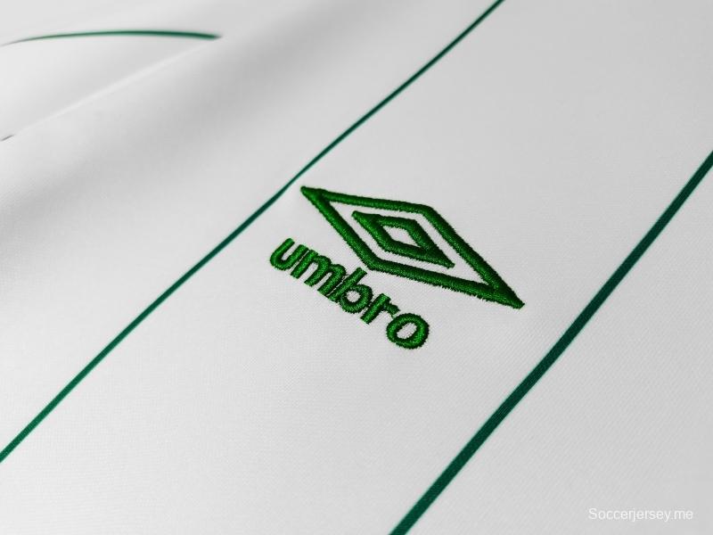 قميص كرة قدم سيلتيك قديم 1984/86 خارج ملعب سلتيك
