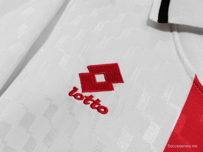 قميص كرة القدم القديم لميلان 1995/96 خارج ملعبه
