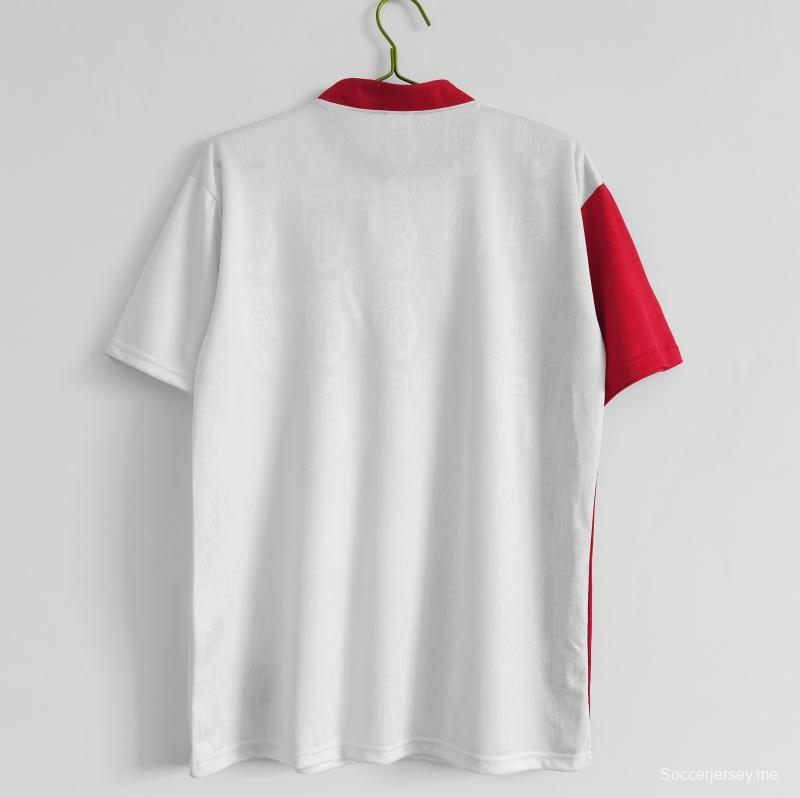 قميص كرة قدم رينجرز 1996/97 ريترو خارج ملعب رينجرز
