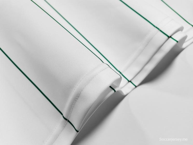 قميص كرة قدم سيلتيك قديم 1984/86 خارج ملعب سلتيك
