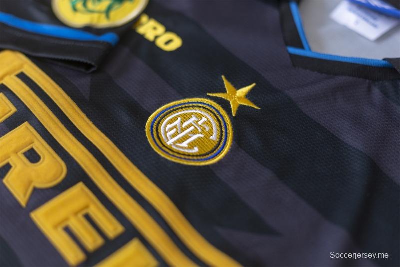 قميص كرة القدم RETRO 97/98 المباراة الثانية خارج الديار لإنتر ميلانو
