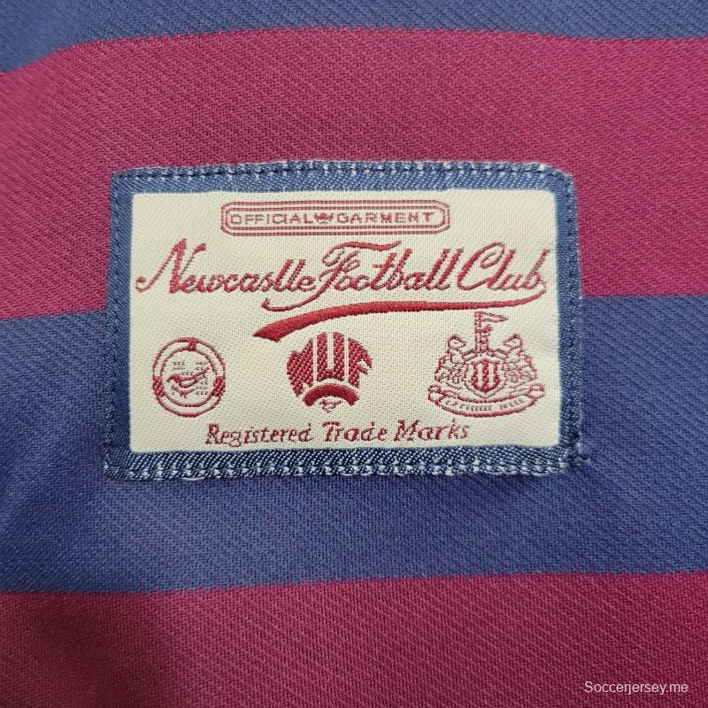 قميص كرة قدم ريترو1995-1996 بأكمام طويلة من نيوكاسل خارج أرضه
