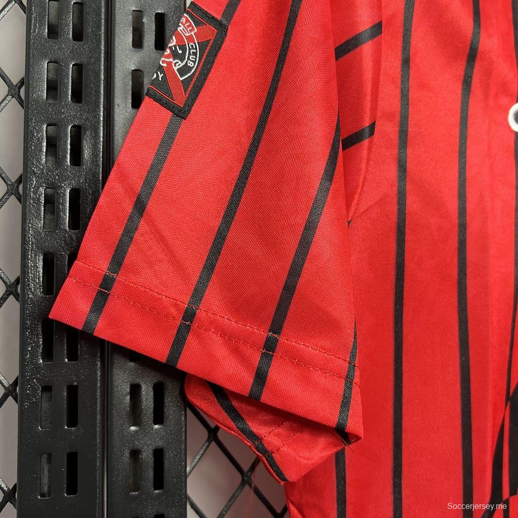 قميص فريق غلاسكو رينجرز رينجرز القديم 94/95 خارج ملعبه
