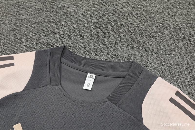 24/25 ريال مدريد قميص بأكمام قصيرة أسود/وردي + شورت بأكمام قصيرة أسود/وردي
