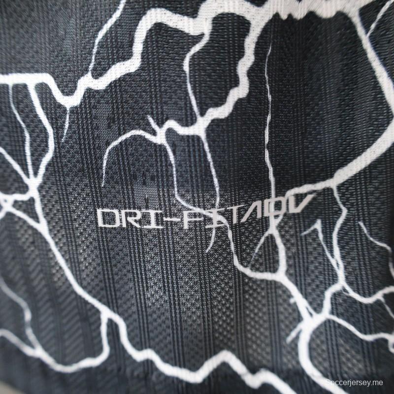 إصدار 25/26 قميص برشلونة إصدار خاص أبيض/أسود إصدار خاص من برشلونة