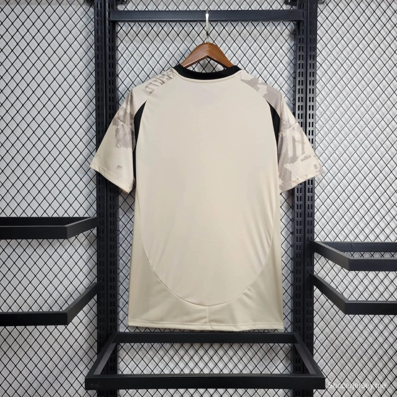 25/26 قميص فريق نيويورك ريد بولز نيويورك ريد بولز خارج الملعب