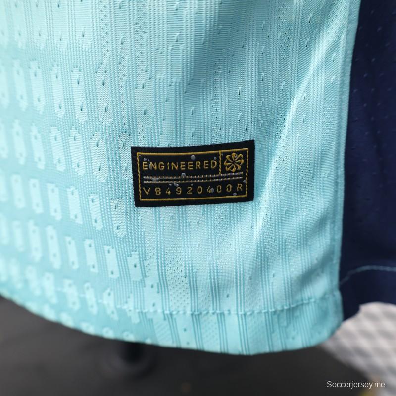 إصدار اللاعب 25/26 قميص برشلونة أزرق بمناسبة الذكرى 125 لتأسيسه باللون الأخضر النعناعي مع خط أزرق داكن ورعاية سبوتيفاي