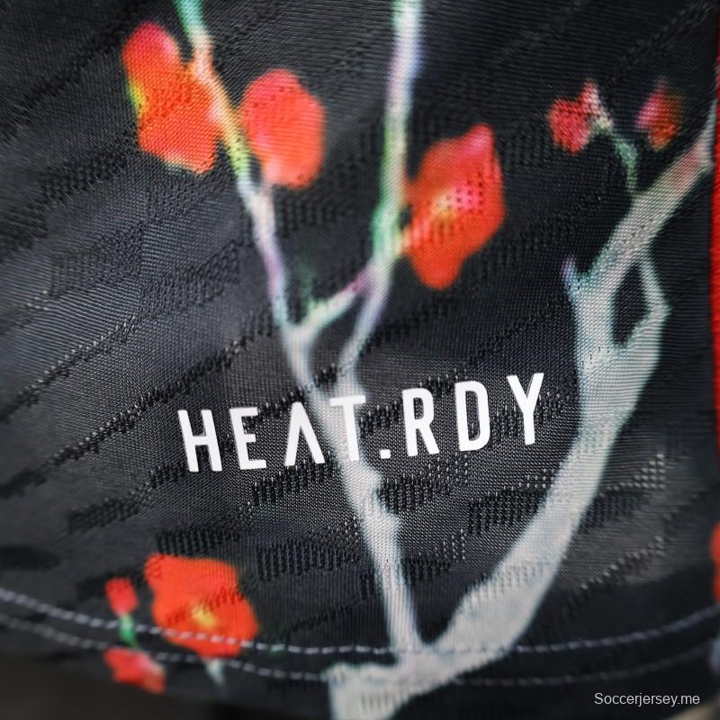 نسخة اللاعب 25/26 من قميص ريال مدريد بنمط الرسم بالحبر الصيني بنسخة محدودة مع راعي طيران الإمارات