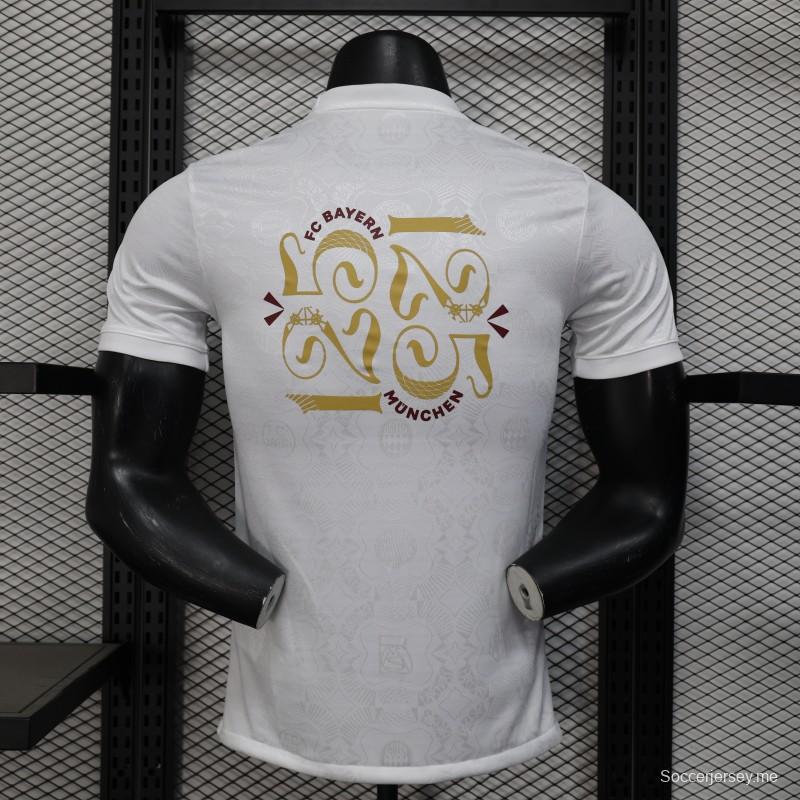 إصدار اللاعب 25/26 قميص بايرن ميونيخ الأبيض مع شعار الذكرى 125 لتأسيسه