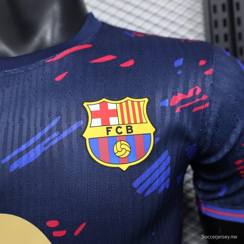 إصدار اللاعب 25/26 قميص نادي برشلونة باللون الأزرق الداكن مع قميص راعي سبوتيفاي