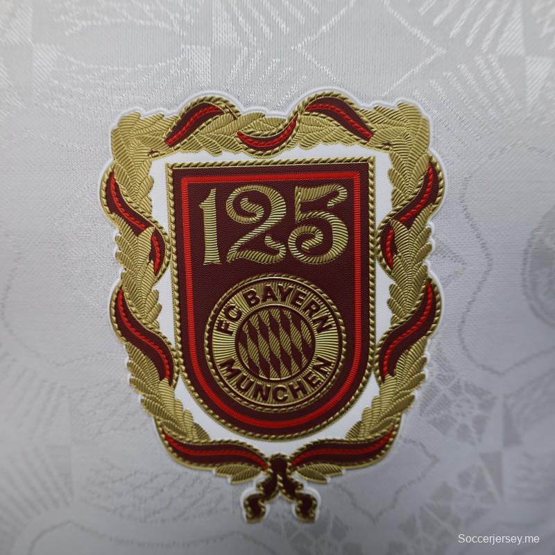 إصدار اللاعب 25/26 قميص بايرن ميونيخ الأبيض مع شعار الذكرى 125 لتأسيسه