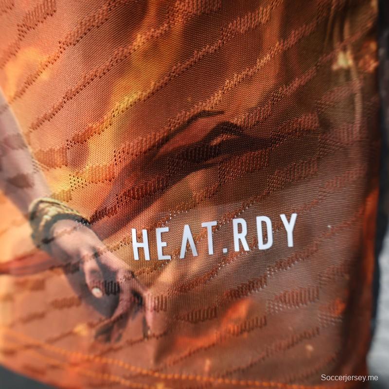 إصدار اللاعب 25/26 ريال مدريد 25/26 قميص ريال مدريد زها برتقالي مع قميص محارب التنين