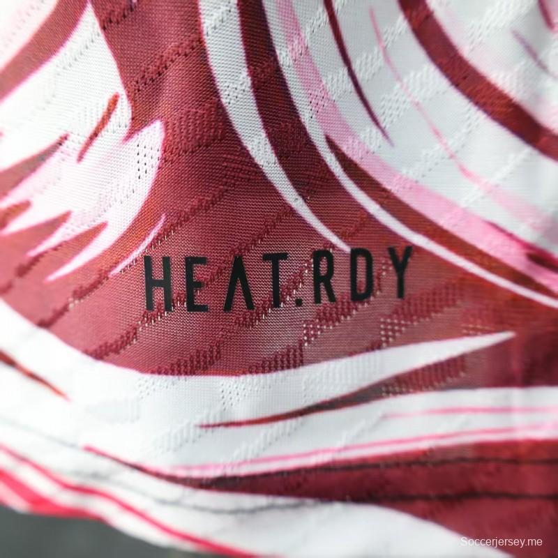 إصدار اللاعب 2025 قميص ياباني باللون الكحلي الداكن مع تصميم العنقاء الصاعدة ونقشة الرذاذ المتدرج باللون الأحمر