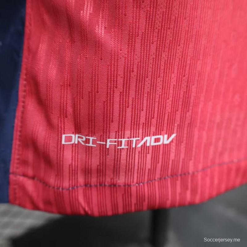 إصدار اللاعب 25/26 قميص نادي برشلونة مع قميص "T.S. 1989" الوردي اللون الوردي