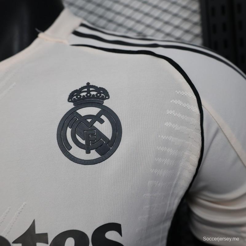 إصدار اللاعب 25/26 ريال مدريد أبيض مع قميص أبيض بنقشة مزخرفة