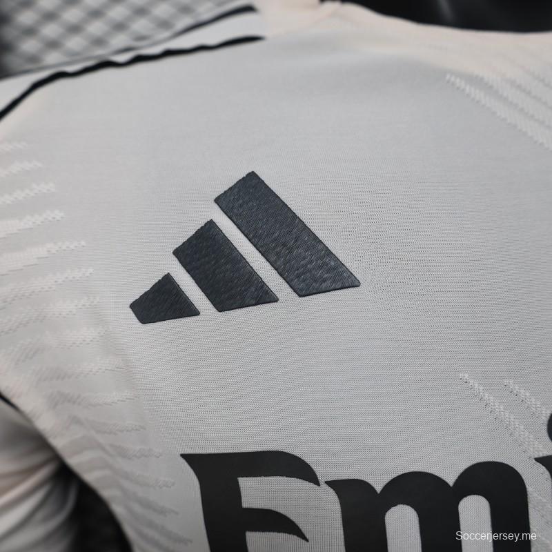 إصدار اللاعب 25/26 ريال مدريد أبيض مع قميص أبيض بنقشة مزخرفة