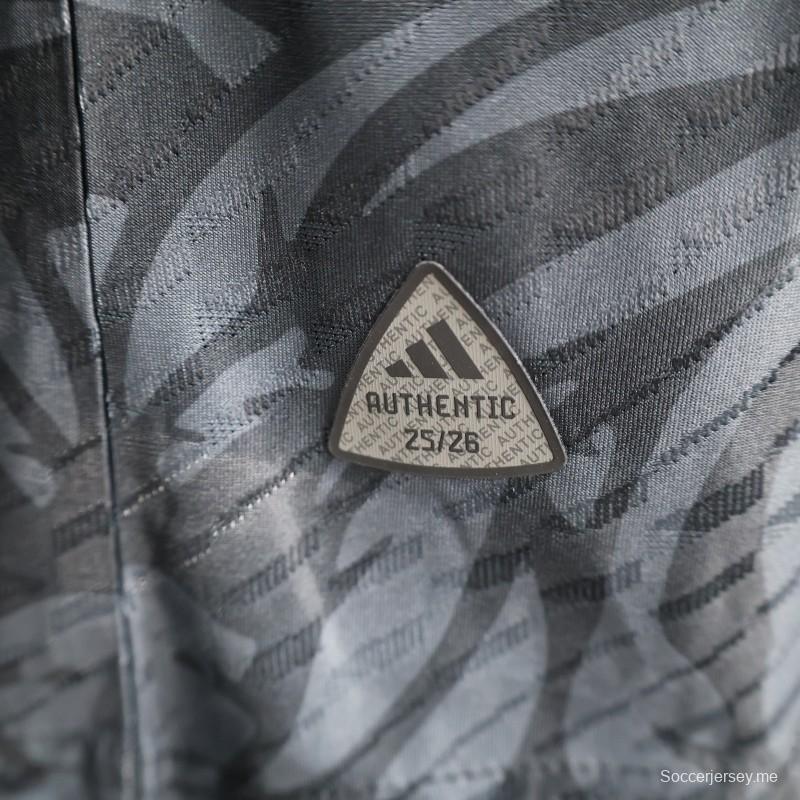 إصدار اللاعبين 25/26 قميص ليفربول أسود مع لمسات وردية التصميم