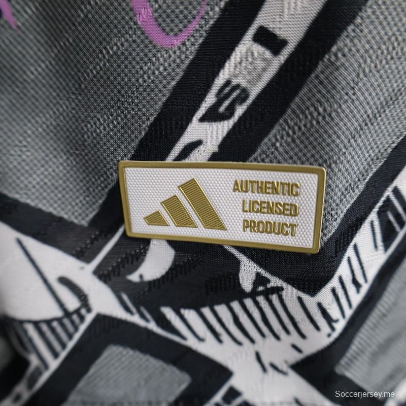 إصدار اللاعب 2025 قميص أبيض ياباني بنقشة شخصيات الأنيمي 2025