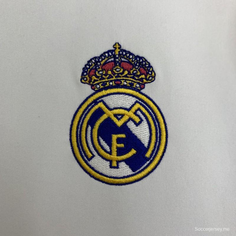 25/26 قميص ريال مدريد للسيدات على أرضه