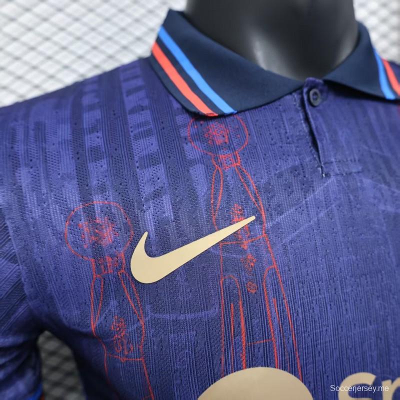 إصدار اللاعب 25/26 قميص نادي برشلونة باللون البنفسجي بنقشة الخطوط الحمراء