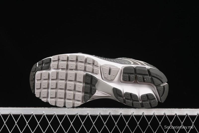 حذاء جري كلاسيكي كاجوال كلاسيكي من نايك زوم فوميرو 5 SP كلاسيكي ريترو بنعل وسطي من إيفا - FD0791-012