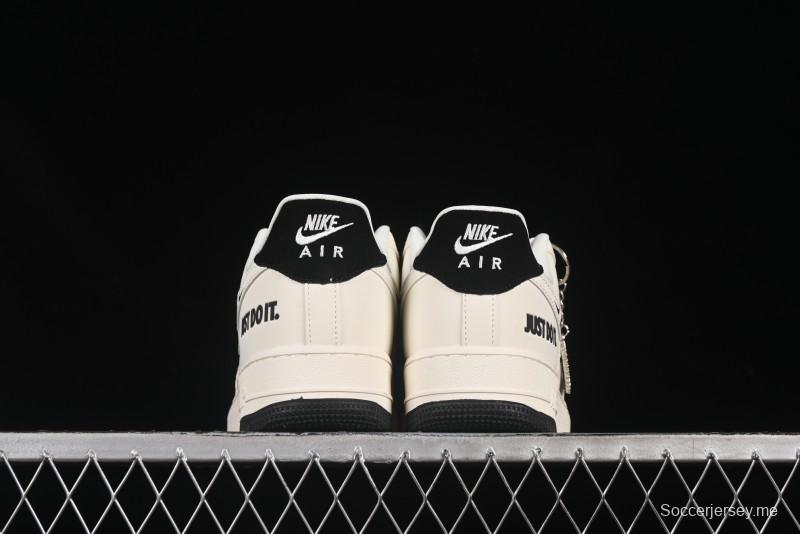 حذاء نايك اير فورس 1 '07 المنخفض من نايك جست دو إت كولابوريشن - DF0188-054