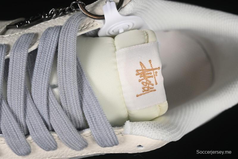 حذاء نايك اير فورس 1 '07 منخفض بتطريز ذهبي رمادي سووش من نايك اير فورس 1 '07 منخفض من ستوسي - XX3168-150