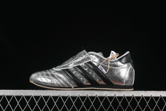 حذاء التدريب المنخفض JH9664 من أديداس أوريجينالز للتايكوندو JH9664 لارتداء مريح غير قابل للانزلاق