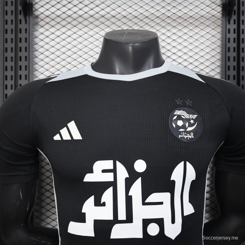 إصدار اللاعب 2025 قميص الجزائر أسود مع قميص راعي عربي أبيض اللون أسود مع راعي عربي أبيض