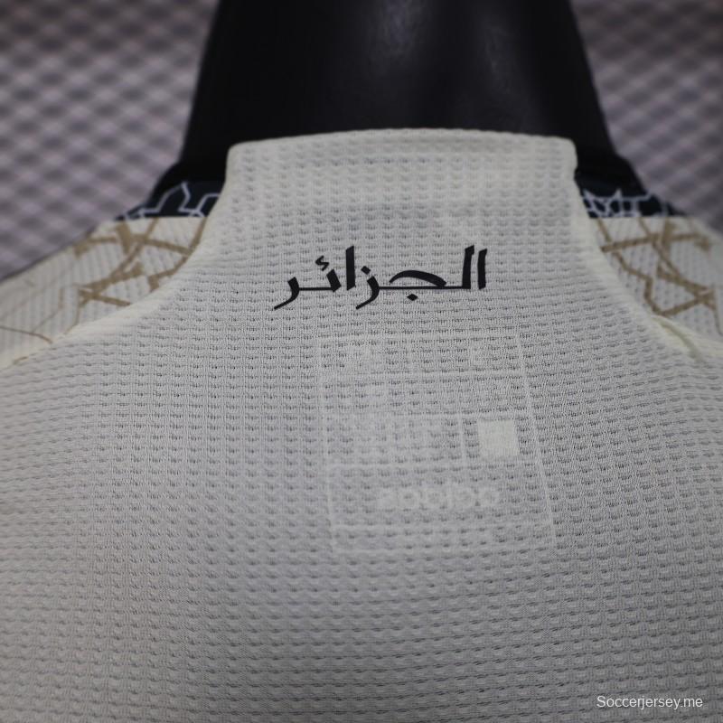 إصدار اللاعب 2025 الجزائر قميص أبيض بنمط هندسي إسلامي 2025 قميص أبيض بنمط هندسي إسلامي