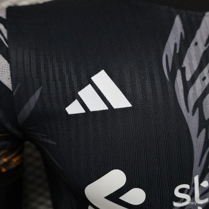 إصدار اللاعبين 25/26 قميص ليفربول رمادي غامق بنقشة العنقاء الذهبية