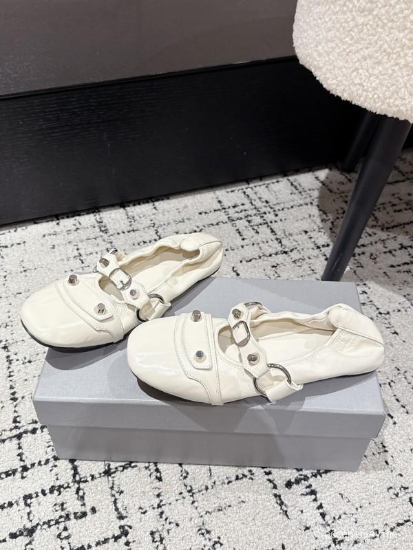 حذاء باليه بمشبك معدني مرصع بأزرار من بالنسياغا - KFY00300