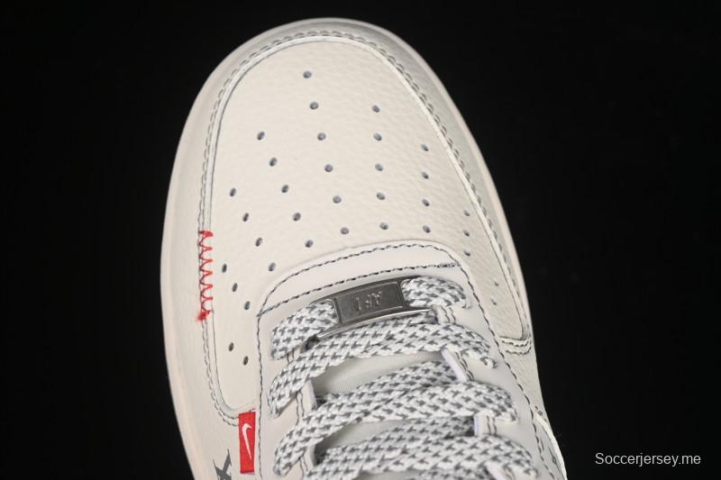 حذاء نايك اير فورس 1 '07 المنخفض من نايك اير فورس 1 '07 LV Collaboration باللون الرمادي الفاتح ذو خطافين صغيرين كاجوال - YX5066-350