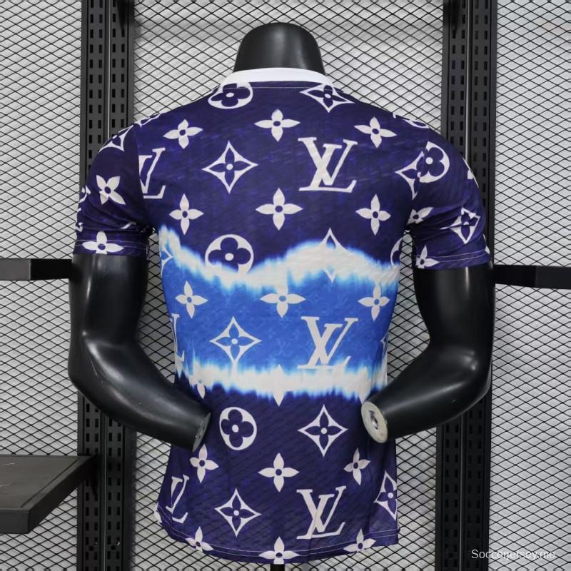 إصدار اللاعب 25/26 قميص ريال مدريد أزرق بنقشة مونوغرام لويس فويتون