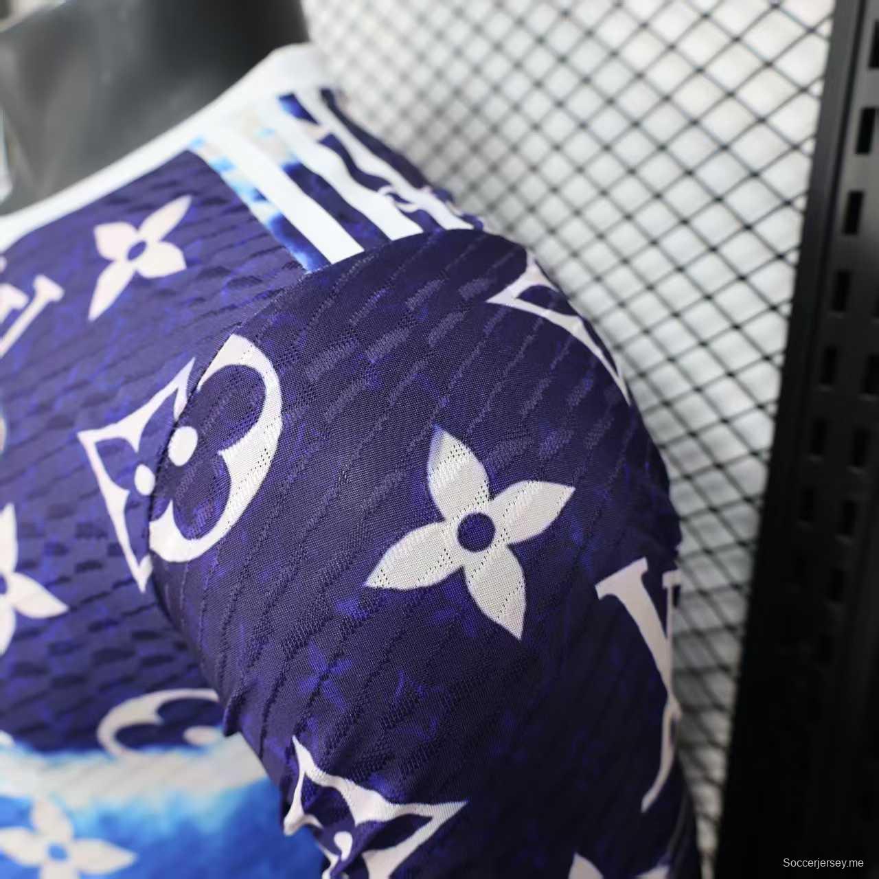 إصدار اللاعب 25/26 قميص ريال مدريد أزرق بنقشة مونوغرام لويس فويتون