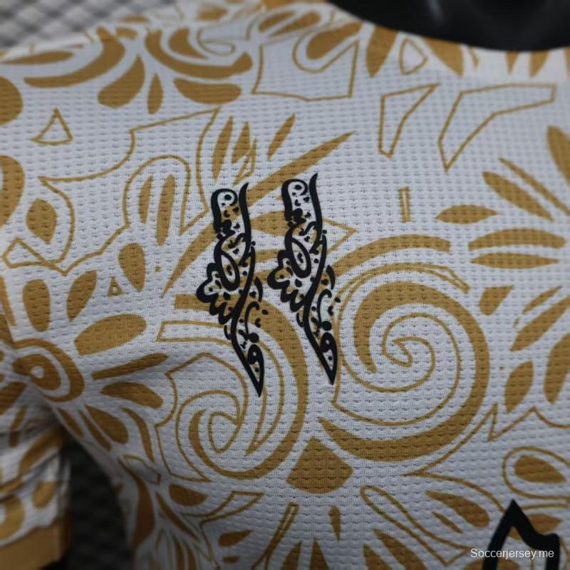 نسخة اللاعب 25/26 قميص أبيض بنقشة زهور ذهبية اللون أبيض بنقشة زهور ذهبية