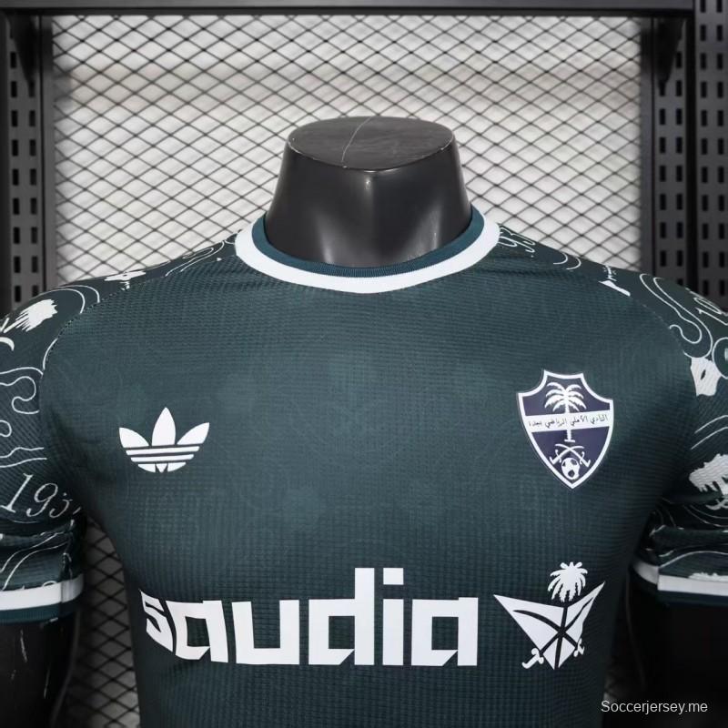 إصدار اللاعب 25/26 قميص الأهلي السعودي باللون الأخضر الداكن مع قميص الأهلي السعودي ذو النقش العربي التقليدي
