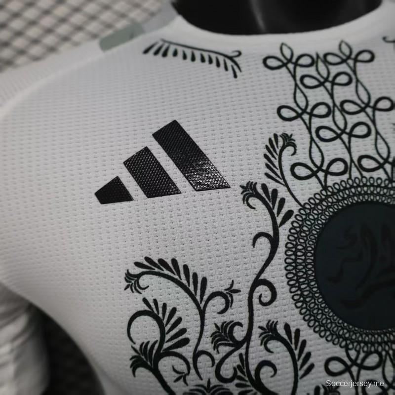 إصدار اللاعب 2025 الجزائر أبيض مع قميص أبيض بنقشة تقليدية