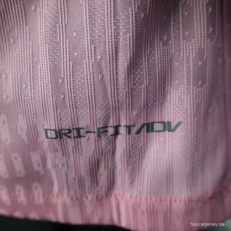 إصدار اللاعب 25/26 قميص باريس سان جيرمان الوردي الخاص 25/26