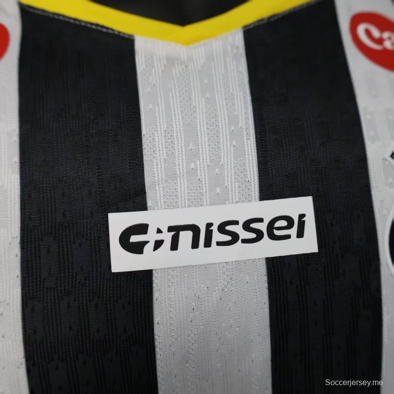 إصدار اللاعب 25/26 قميص سانتوس خارج الملعب مع رعاة كاملين