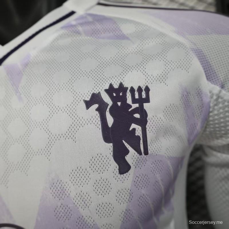 إصدار اللاعب 25/26 قميص بأكمام طويلة الأكمام لمانشستر يونايتد خارج الملعب