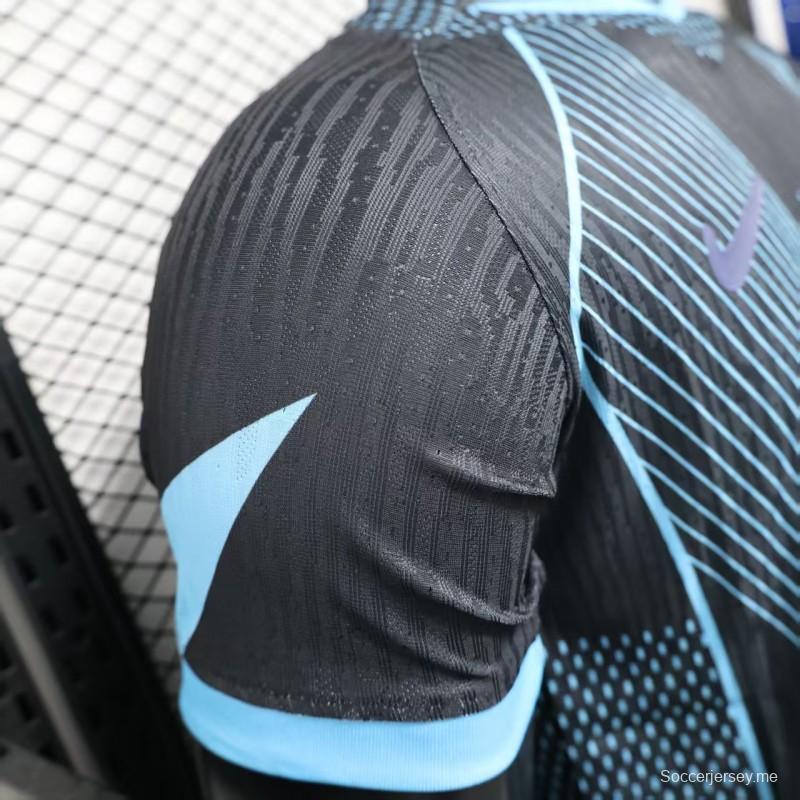 نسخة اللاعب 25/26 من قميص نادي برشلونة لكرة القدم أسود بنقشة خطوط هندسية