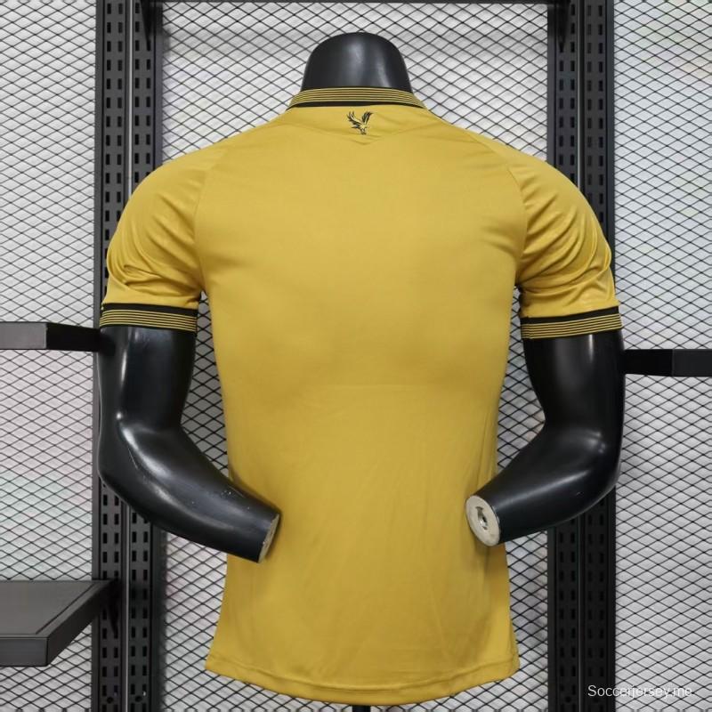 إصدار اللاعب 25/26 قميص كريستال بالاس الأصفر خارج الملعب