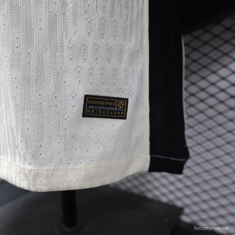 إصدار اللاعب 25/26 قميص الاتحاد الأبيض خارج ملعبه 25/26