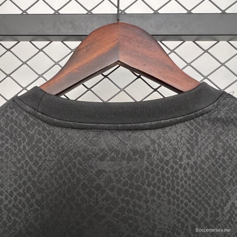 2025/26 قميص برشلونة إكس كوبي براينت قبل المباراة خارج الملعب