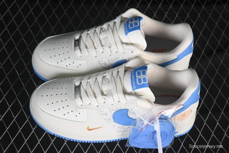 حذاء نايك اير فورس 1 '07 منخفض بالتعاون مع بالنسياغا حذاء رياضي كاجوال باللون الأبيض والأزرق والذهبي - YF9511-803