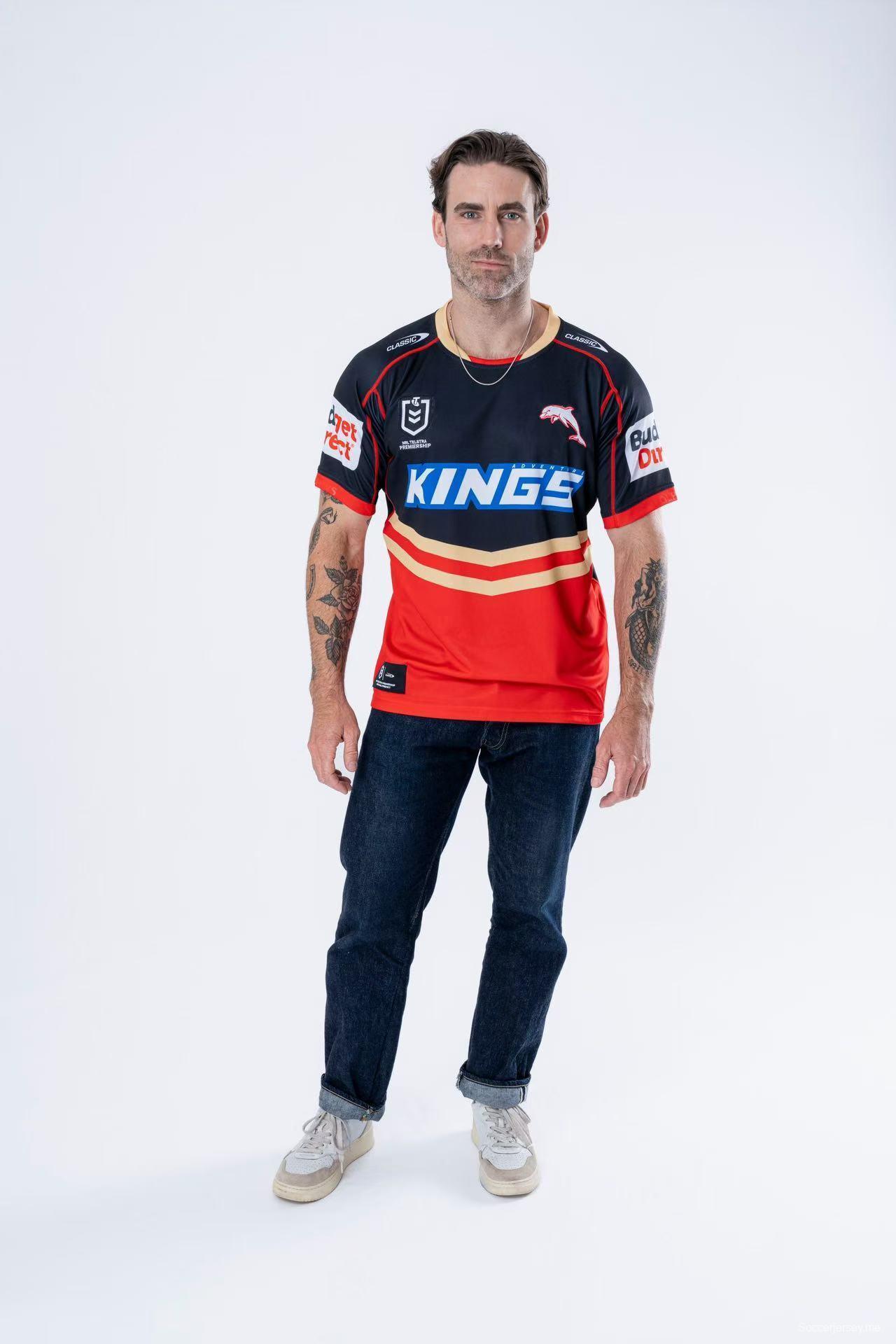 2025 دولفينز ريدكليف دولفينز أحمر مع قميص المنزل ذو الأطواق الملونة