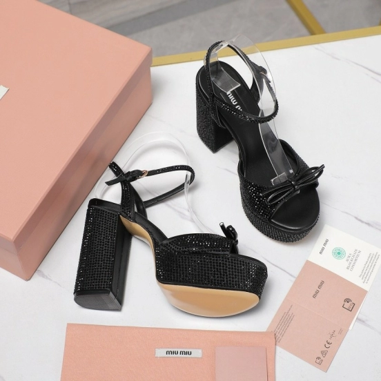 صندل بلينج كريستال من ميو ميو ميو مرصع بعناصر سواروفسكي - KFY00340